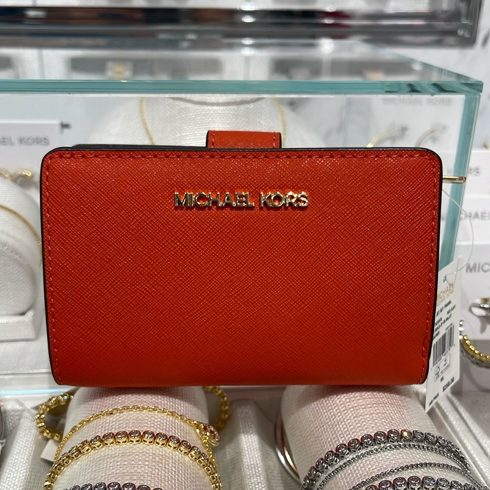MICHAEL KORS Medium Crossgrain Leather Bifold Wallet ZP CN
Red Clay
NWT - Picture 7 of 16